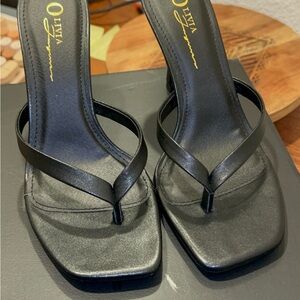 Black Heels with Square Toe and Thong Straps